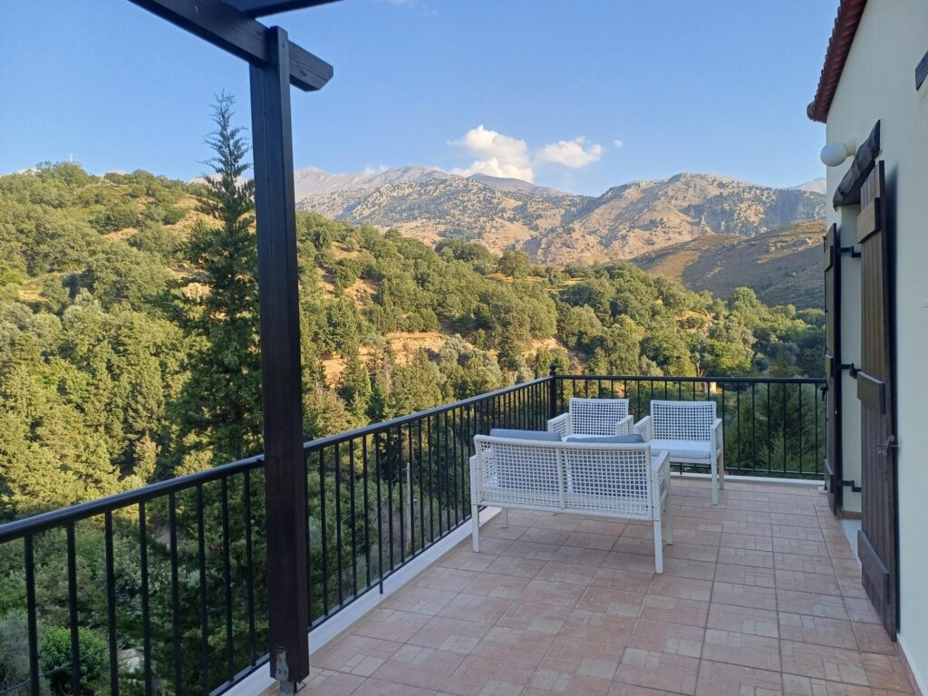 BEAUTIFUL VILLA IN THERISSO WITH MOUNTAIN VIEW