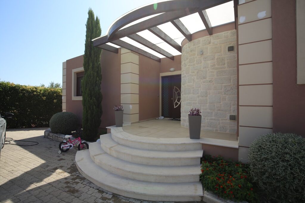 À louer : élégante villa avec vue panoramique sur la mer à Kalyves