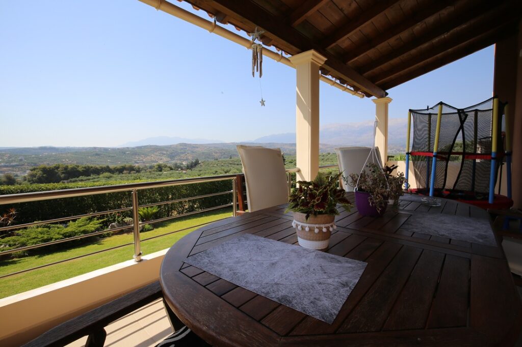 À louer : élégante villa avec vue panoramique sur la mer à Kalyves