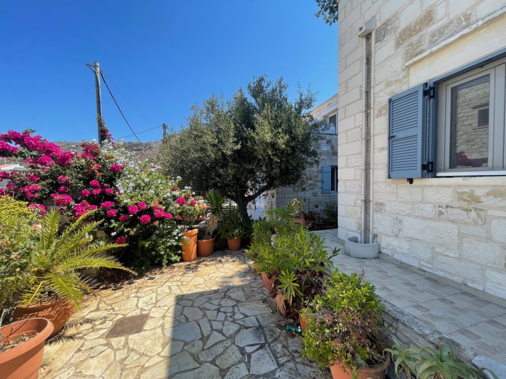 DEUX BELLES MAISONS À VENDRE À DRAPANOS