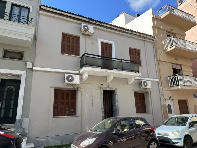 A VENDRE MAISON INDIVIDUELLE DE DEUX ÉTAGES À KOUM KAPI