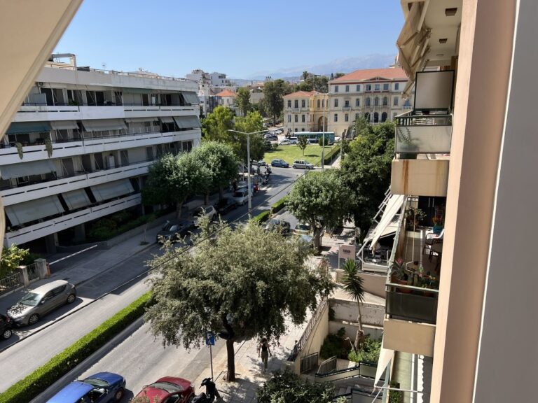 UN APPARTEMENT RÉNOVÉ ET SPACIEUX SUR LA PLACE DIKASTIRIA