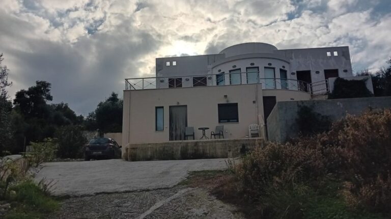 THREE-STORY HOUSE IN GERANI