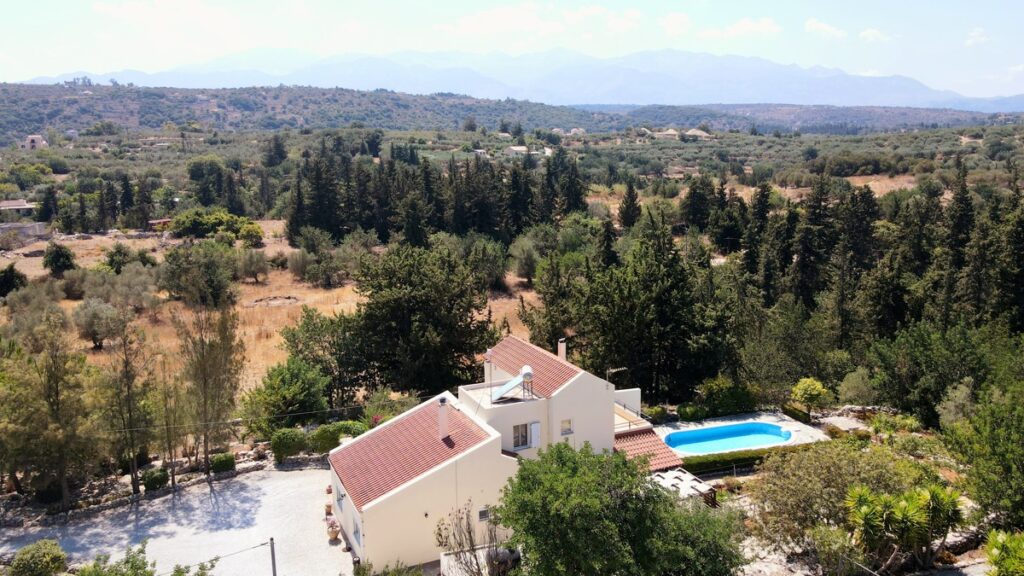 CHARMING VILLA WITH POOL FOR SALE IN GAVALOCHORI