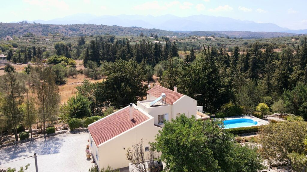 CHARMING VILLA WITH POOL FOR SALE IN GAVALOCHORI