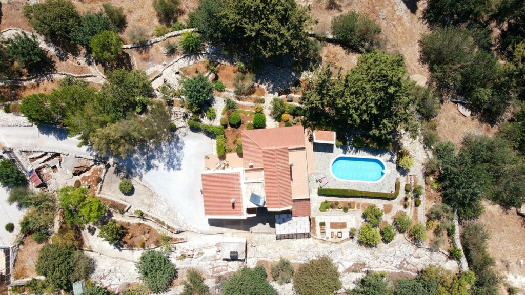 CHARMING VILLA WITH POOL FOR SALE IN GAVALOCHORI