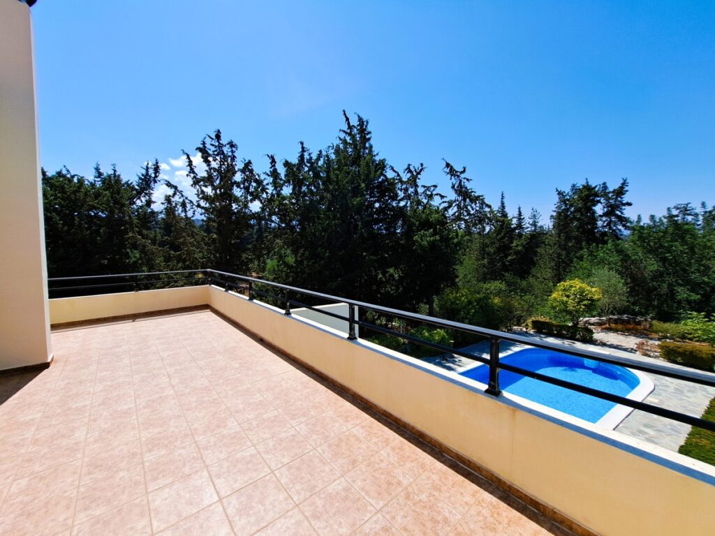 CHARMING VILLA WITH POOL FOR SALE IN GAVALOCHORI