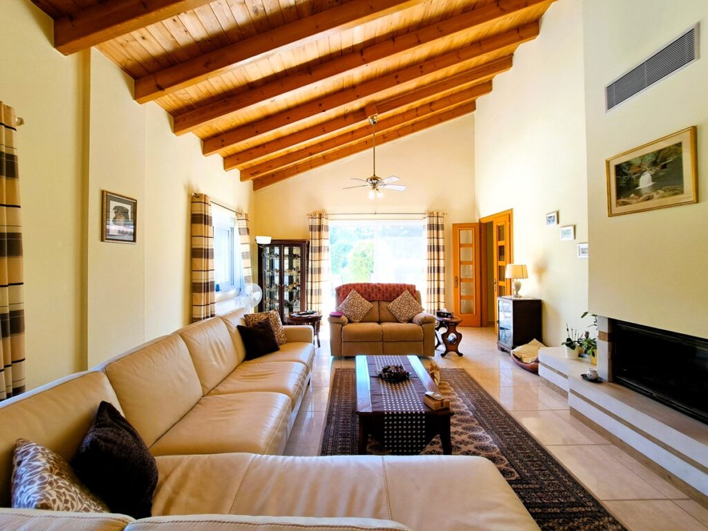 CHARMING VILLA WITH POOL FOR SALE IN GAVALOCHORI