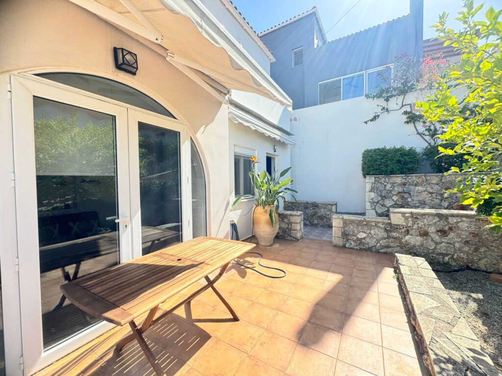 HOUSE WITH SEA VIEWS IN PLAKA