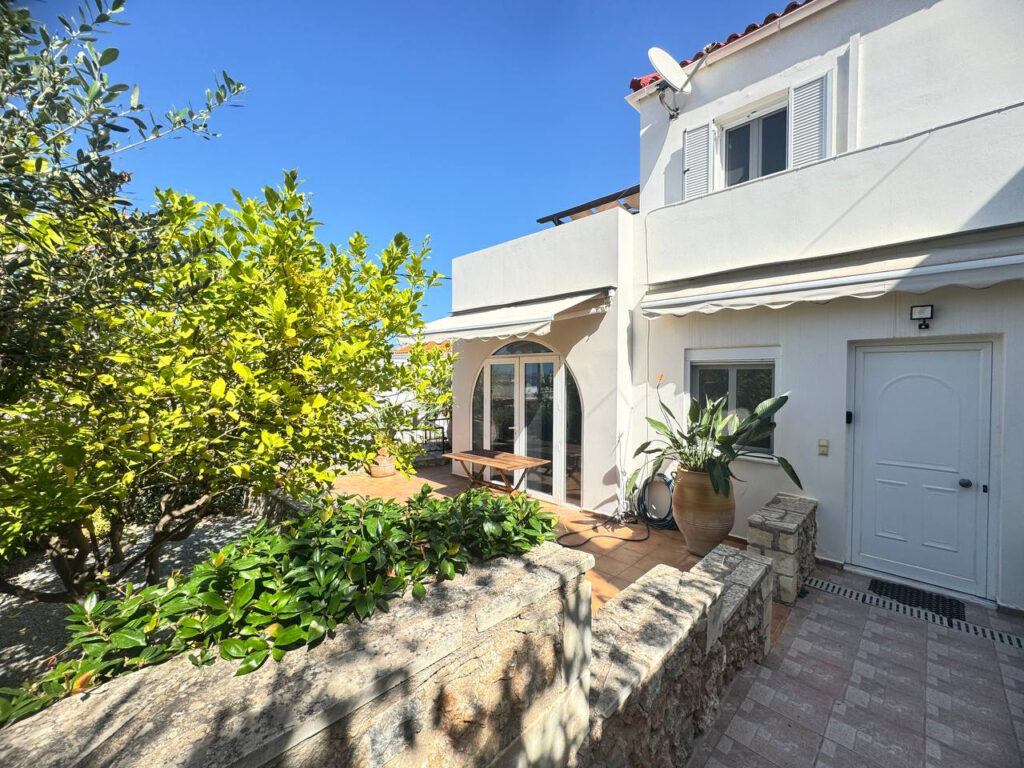 HOUSE WITH SEA VIEWS IN PLAKA