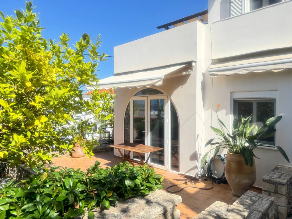 HOUSE WITH SEA VIEWS IN PLAKA