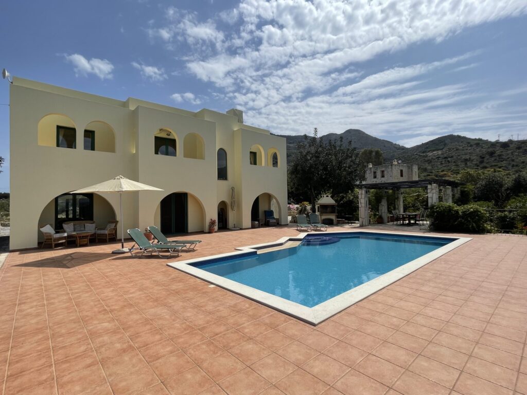 STUNNING DETACHED VILLA WITH POOL FOR SALE IN KAMBIA