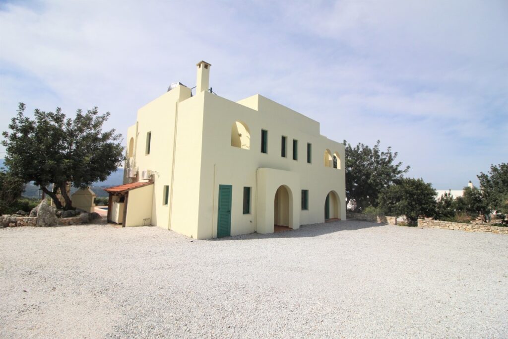 STUNNING DETACHED VILLA WITH POOL FOR SALE IN KAMBIA