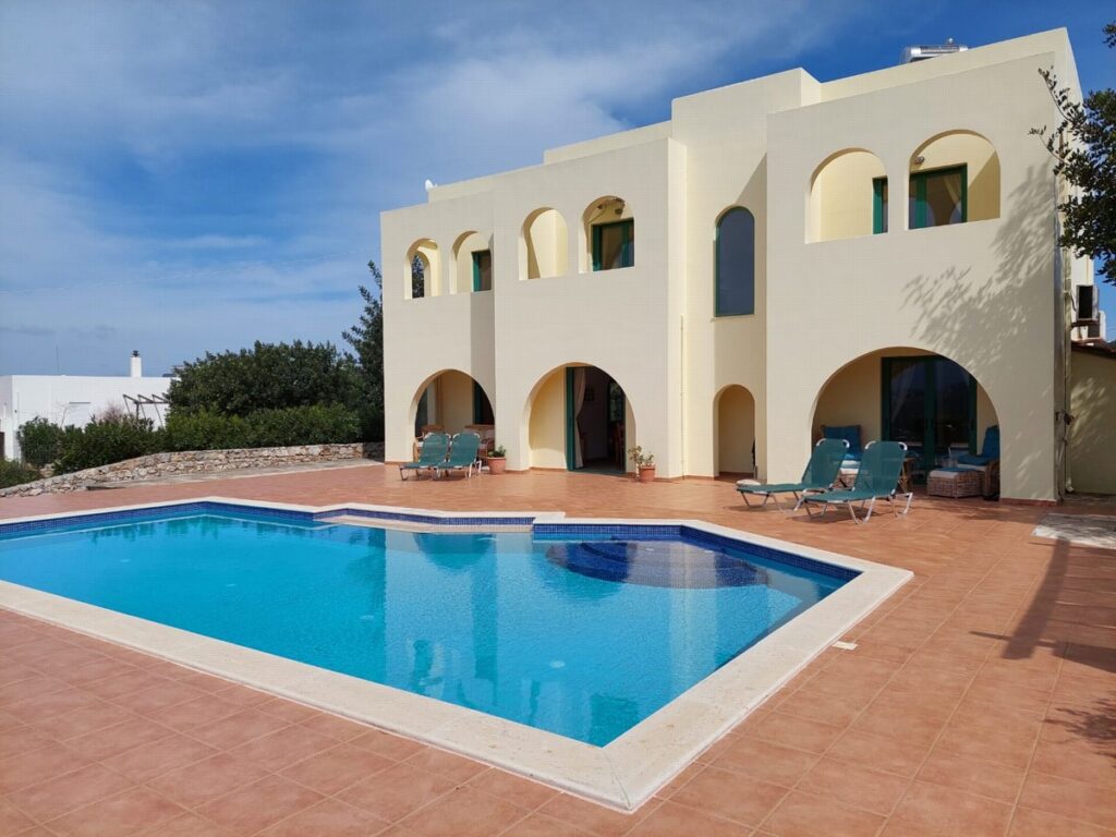 STUNNING DETACHED VILLA WITH POOL FOR SALE IN KAMBIA