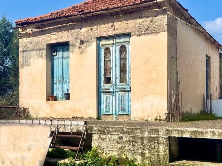 OLD HOUSE IN NEO CHORIO